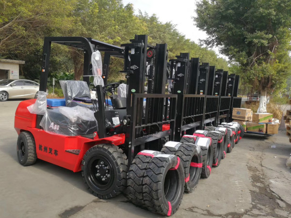 叉車?yán)系每欤坎煌A段的叉車保養(yǎng)你要注意！