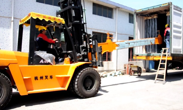 玻璃行業(yè)，杭州叉車串桿屬具卸貨實拍案例