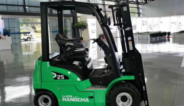 電動(dòng)叉車買鋰電的還是鉛酸的？當(dāng)然是鋰電的！