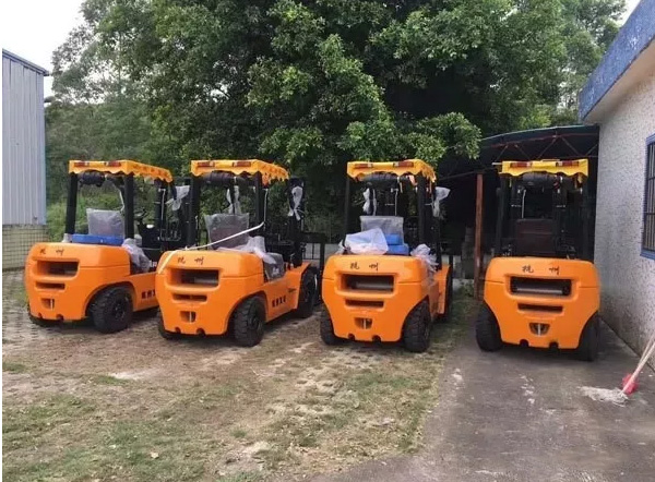 【叉車操作小知識】內(nèi)燃叉車要怎么換擋？